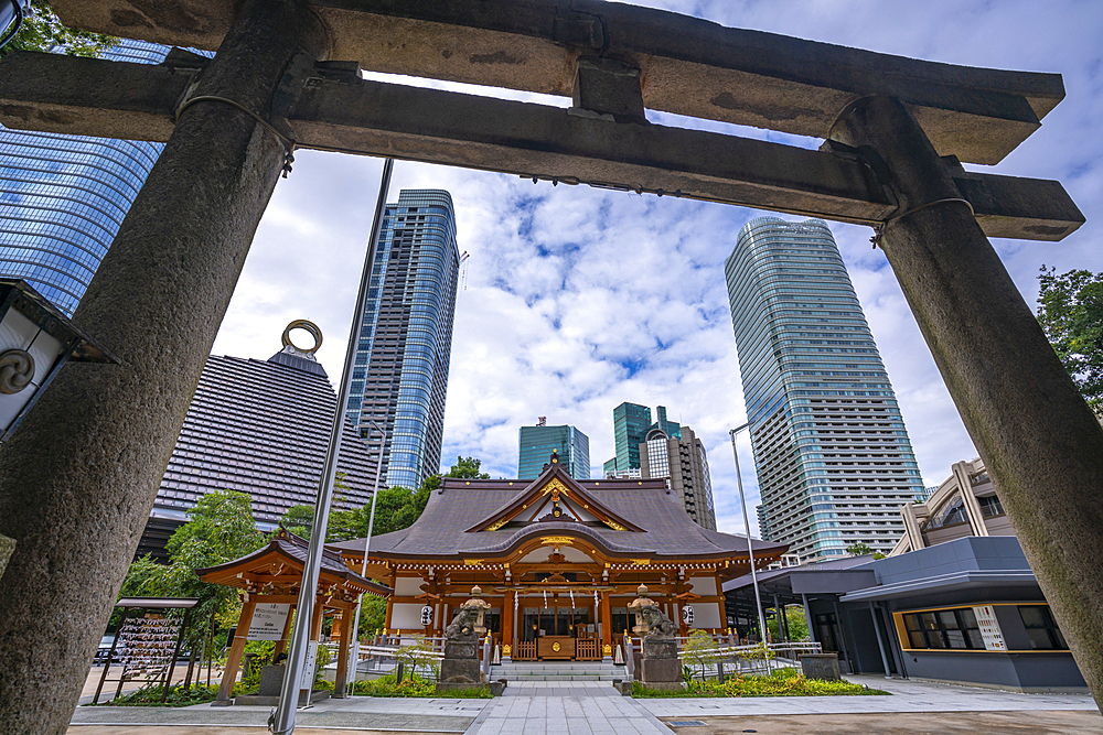 Nishikubo Hachiman Shinto Shrine and high rise buildings through the shrines Torii gate, 5 Chome, Toranomon, Minato City, Tokyo, Honshu, Japan