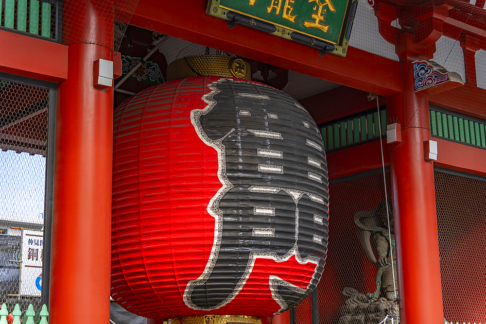 View of Kaminarimon Gate, entrance to Senso-ji Temple, Asakusa, Taito City, Tokyo, Japan, Asia