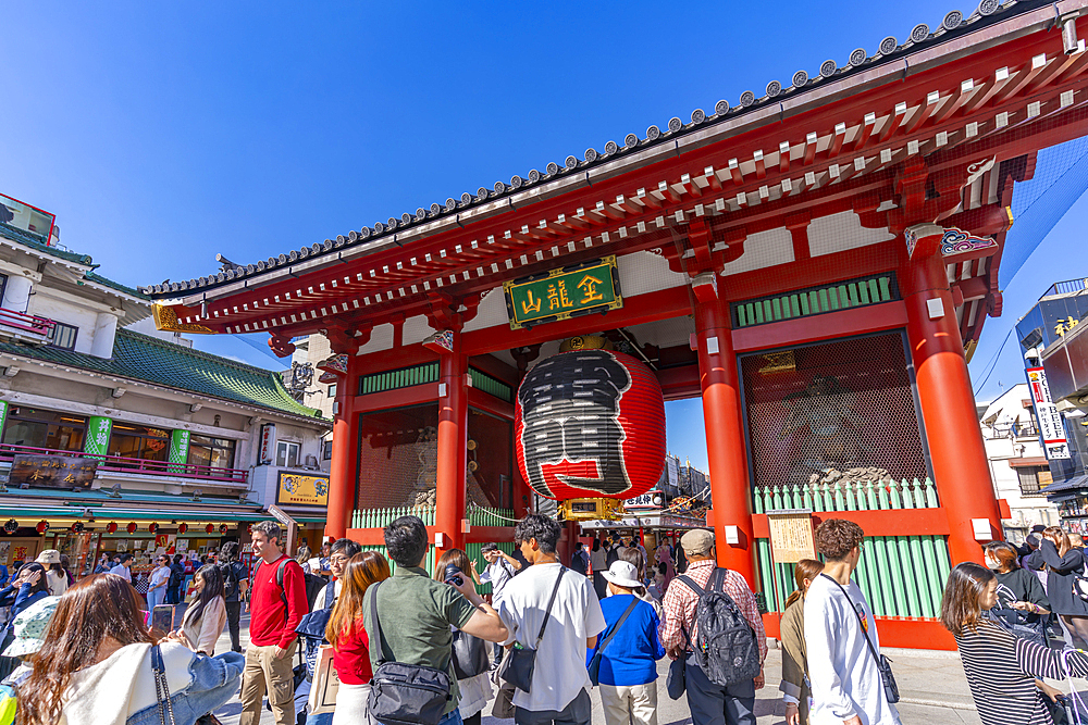 View of Kaminarimon Gate, entrance to Senso-ji Temple, Asakusa, Taito City, Tokyo, Honshu, Japan