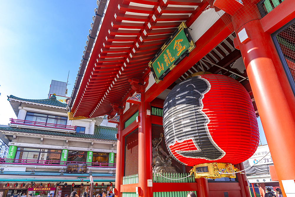 View of Kaminarimon Gate, entrance to Senso-ji Temple, Asakusa, Taito City, Tokyo, Honshu, Japan