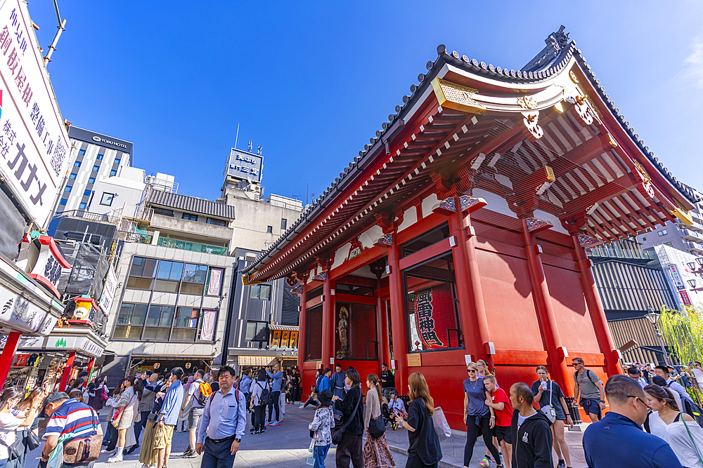 View of Kaminarimon Gate, entrance to Senso-ji Temple, Asakusa, Taito City, Tokyo, Honshu, Japan