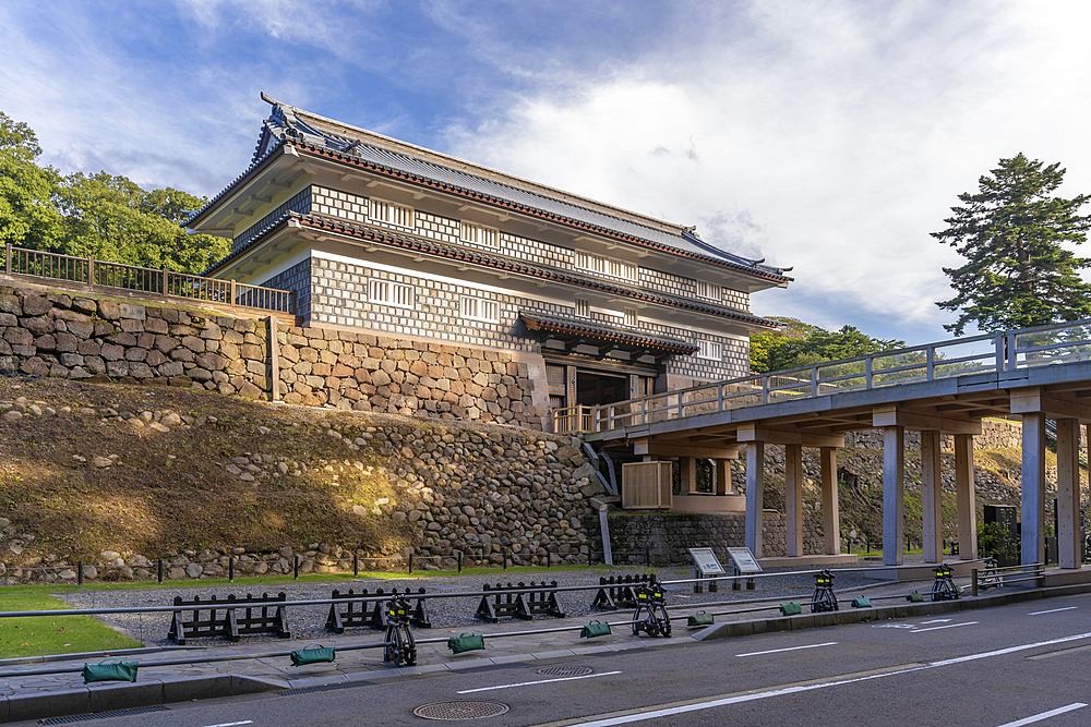 View of Nezumita-mon Gate entrance to Kanazawa Castle, Kanazawa City, Ishikawa Prefecture, Honshu, Japan, Asia