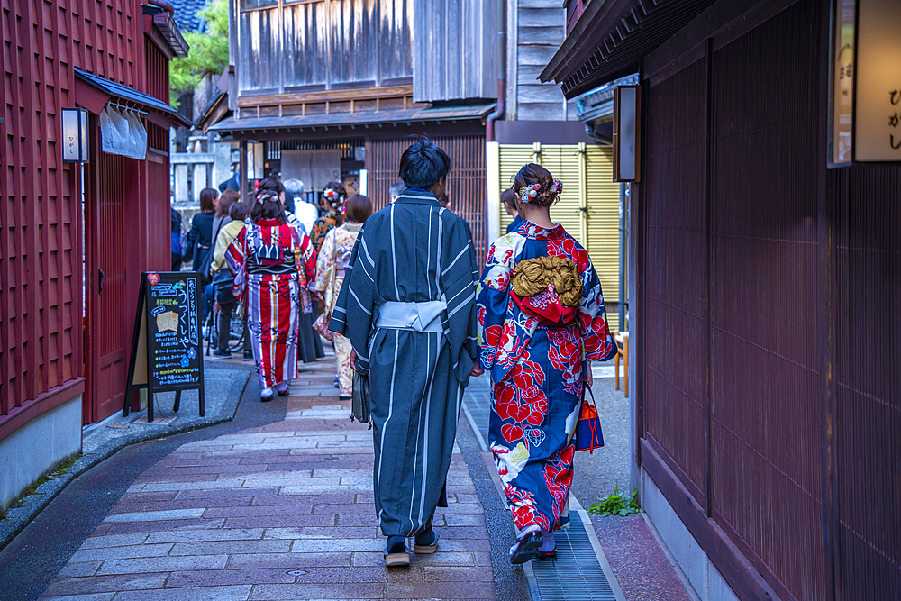 Local couple in kimono dress and traditional dark wood buildings in the Higashi Chaya District, Kanazawa City, Ishikawa Prefecture, Honshu, Japan