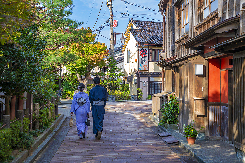 Local couple in kimono dress and traditional dark wood buildings in the Higashi Chaya District, Kanazawa City, Ishikawa Prefecture, Honshu, Japan