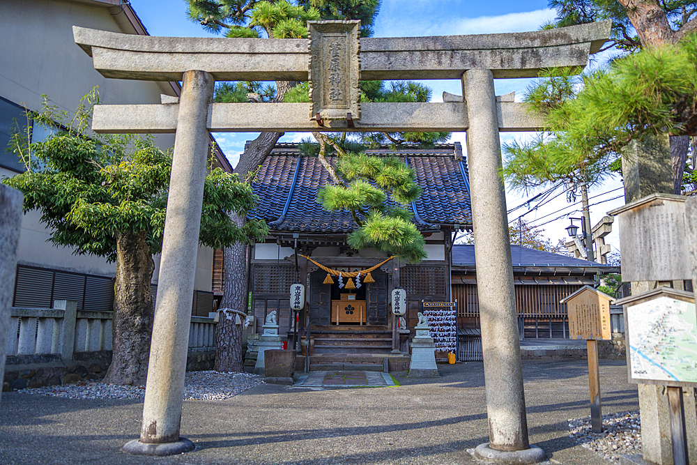 View of Higashiyama Sugawara Shrine in the Higashi Chaya District, Kanazawa City, Ishikawa Prefecture, Honshu, Japan