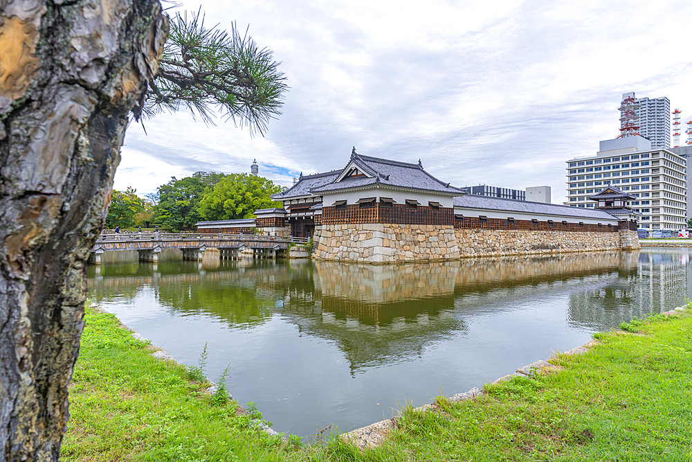 View of Omotegomon (Main Gate) and moat, entrance to Hiroshima Castle, Motomachi, Naka Ward, Hiroshima, Honshu, Japan