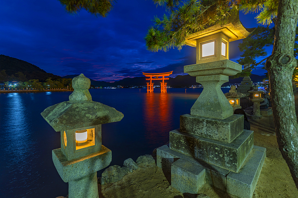 Itsukushima Jinja, 16th century Shinto shrine, torii gate appears to float at high tide, UNESCO, Miyajimacho, Hatsukaichi, Hiroshima, Honshu, Japan