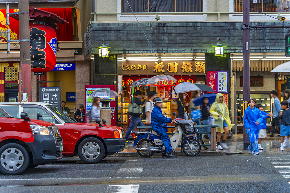 View of shops and restaurant in busy street in the Gion District, Kyoto, Honshu, Kansai, Japan, Asia