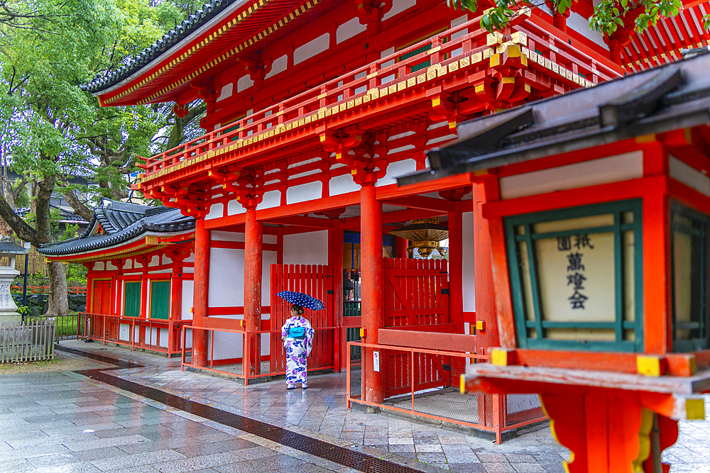 View of Geisha in Yasaka Jinja Nishiromon Gate (Western Tower Gate) Gionmachi Kitagawa, Higashiyama Ward, Kyoto, Honshu, Japan