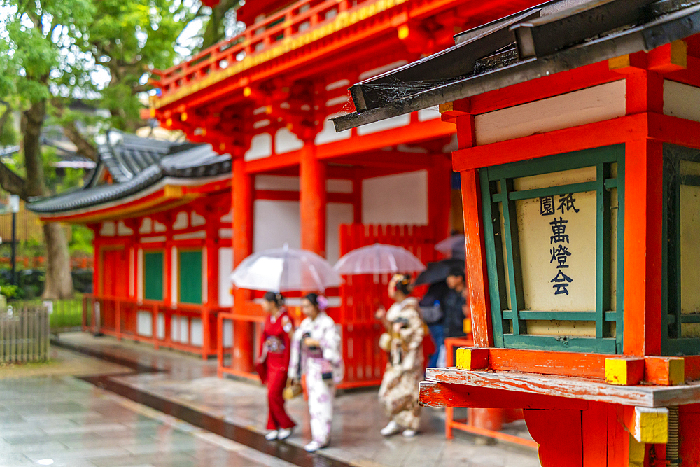 View of Geishas in Yasaka Jinja Nishiromon Gate (Western Tower Gate) Gionmachi Kitagawa, Higashiyama-ku, Kyoto, Honshu, Japan