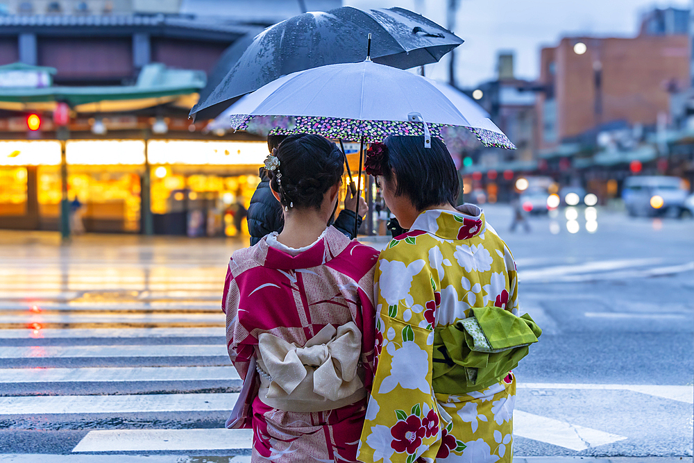 View of Geishas in Shijo dori street, Gion Kitagawa, Higashiyama Ward, Kyoto, Honshu, Japan