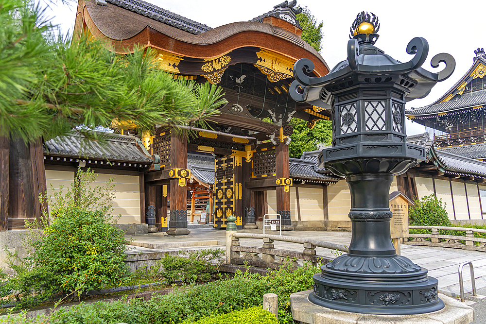 View of Higashi Hongan-ji Temple, Shimogyo Ward, Higashishiokoji Kamadonocho, Kyoto, Honshu, Japan