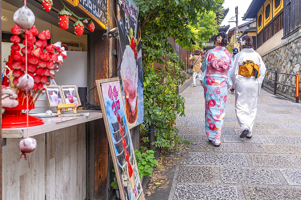 View of ladies in Kimonos in the street in Gion, Kyoto Geisha District, Kyoto, Honshu, Japan