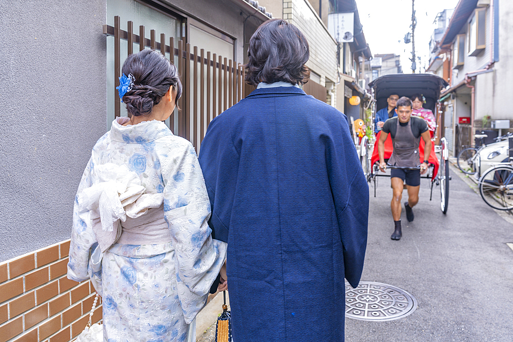 View of couple in Kimonos and rickshaw in Gion, Kyoto Geisha District, Kyoto, Honshu, Japan