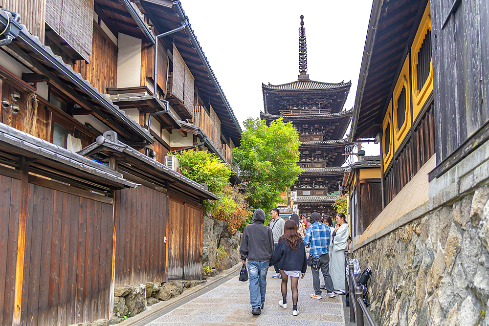 View of Sannen Zaka and Yasaka Pagoda in Gion, Kyoto Geisha District, Kyoto, Honshu, Japan