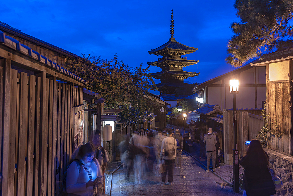 View of Sannen Zaka and Yasaka Pagoda in Gion at dusk, Kyoto Geisha District, Kyoto, Honshu, Japan