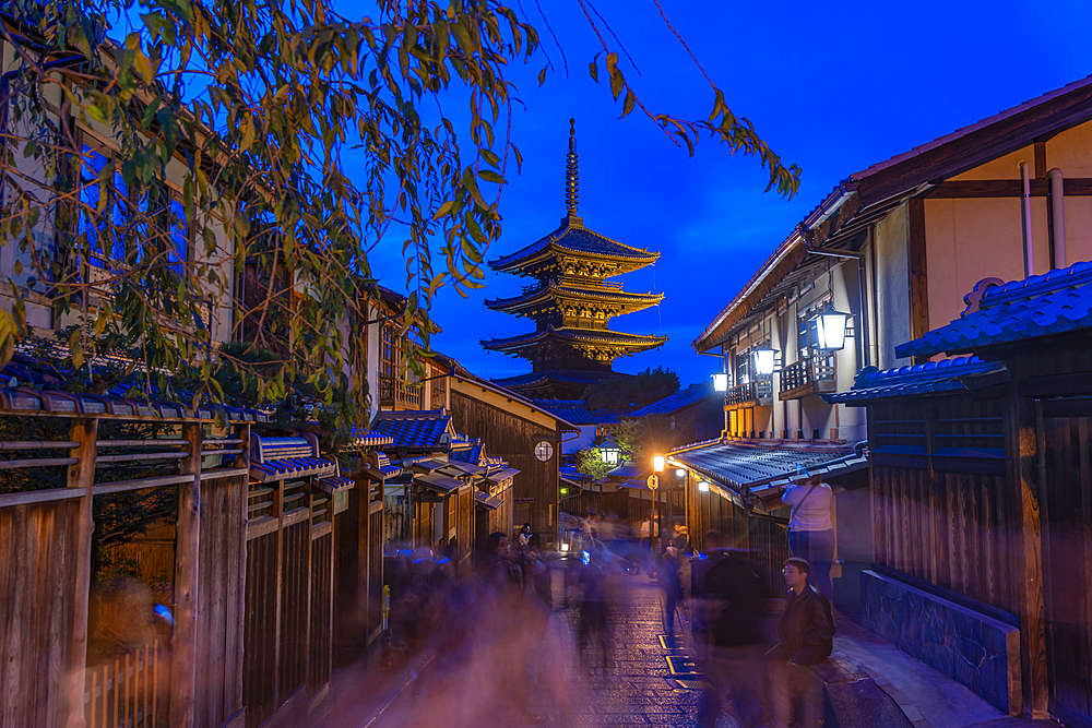 View of Sannen Zaka and Yasaka Pagoda in Gion at dusk, Kyoto Geisha District, Kyoto, Honshu, Japan