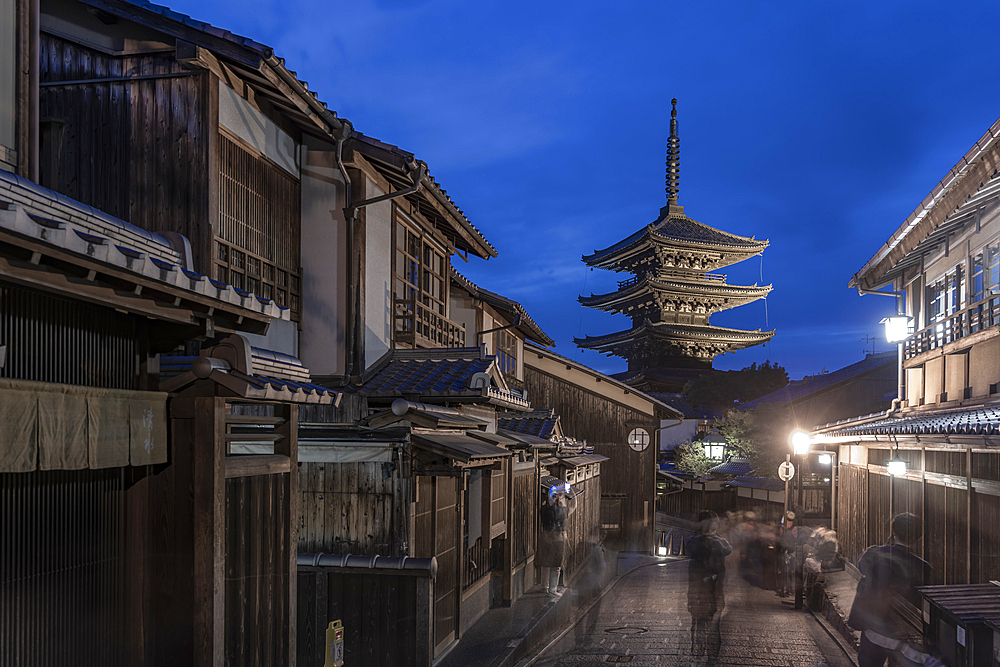 View of Sannen Zaka and Yasaka Pagoda in Gion at dusk, Kyoto Geisha District, Kyoto, Honshu, Japan