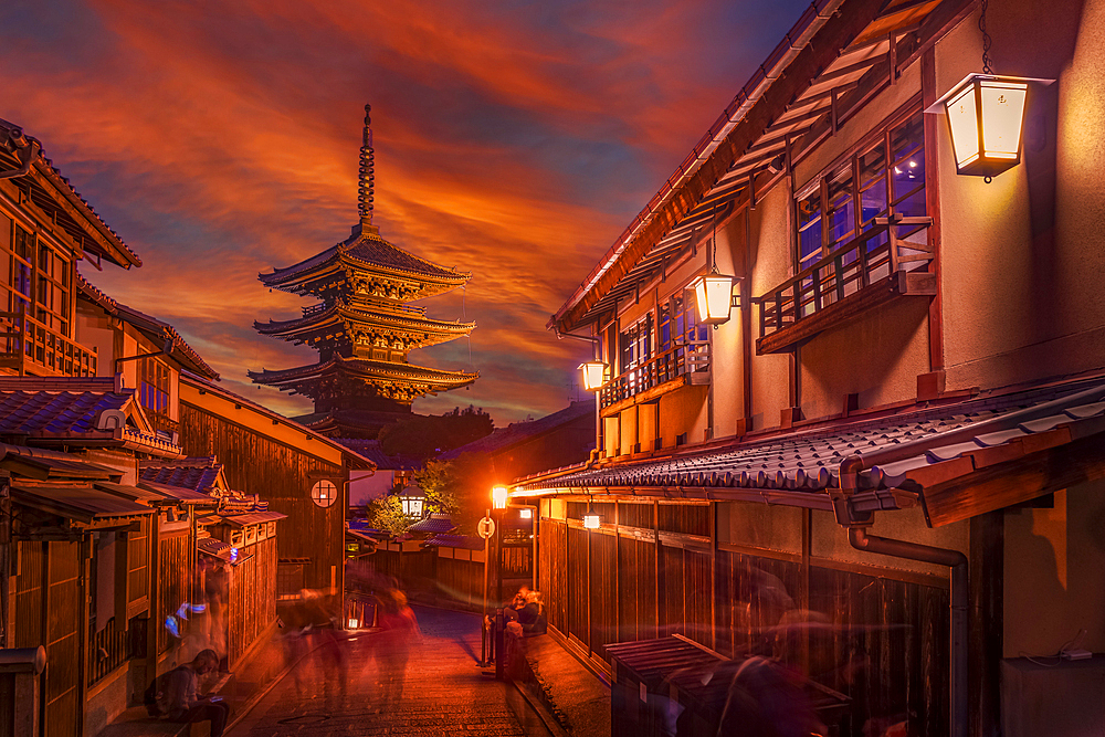 View of Sannen Zaka and Yasaka Pagoda in Gion at dusk, Kyoto Geisha District, Kyoto, Honshu, Japan