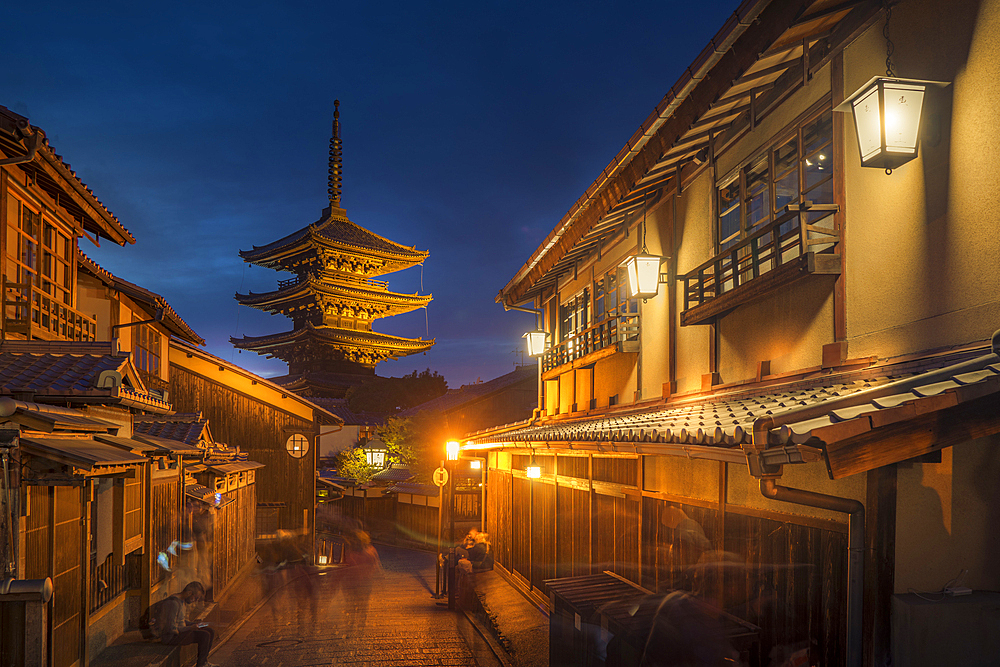 View of Sannen Zaka and Yasaka Pagoda in Gion at dusk, Kyoto Geisha District, Kyoto, Honshu, Japan