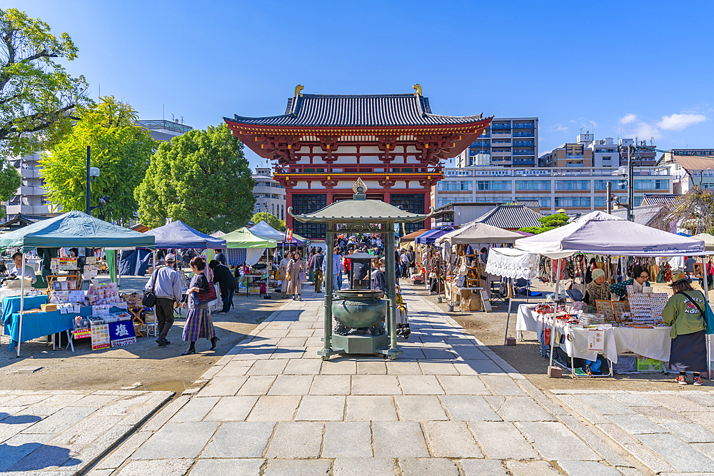 View of market stalls and Shitenno-ji Saidaimon (Gokurakumon, Grand West Gate) on a sunny day, Shitennoji, Tennoji Ward, Osaka, Honshu, Japan, Asia