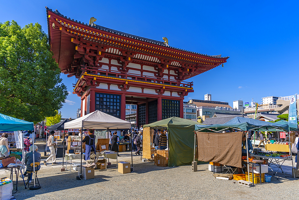 View of market stalls and Shitenno-ji Saidaimon (Gokurakumon, Grand West Gate) on a sunny day, Shitennoji, Tennoji Ward, Osaka, Honshu, Japan, Asia