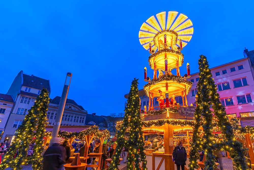 View of Christmas Market stalls in the market square in Altstadt Spandau at dusk, Spandau, Berlin, Germany, Europe