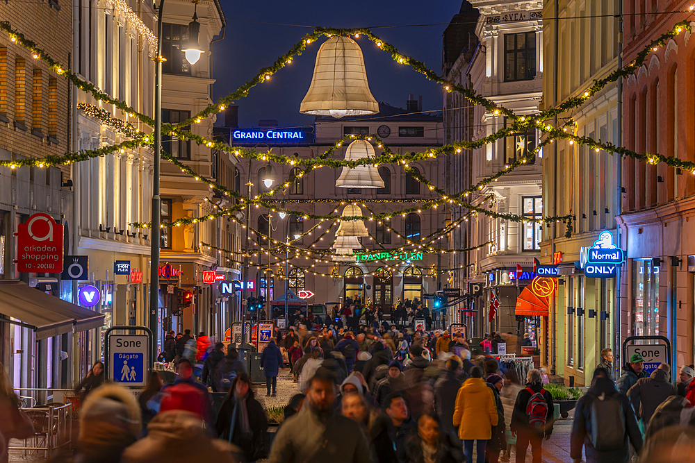 View of Christmas decorations and Oslo Central Station on Karl Johans Gate at dusk, Oslo, Norway, Scandinavia, Europe