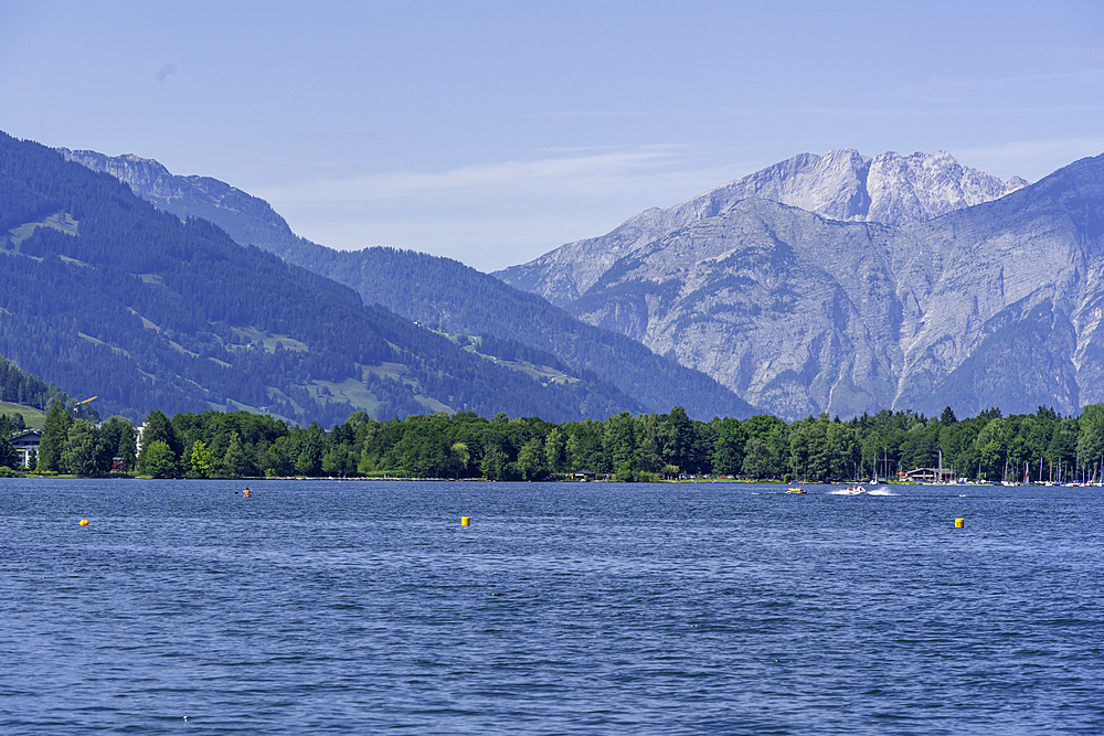 View of Lake Zell from Zell am See and mountainous backdrop on a sunny day, Zell am See, Salzburg, Austria, Europe
