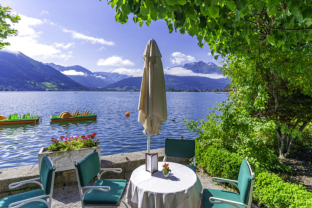 View of Lake Zell in Zell am See on a sunny day, Zell am See, Salzburg, Austria, Europe