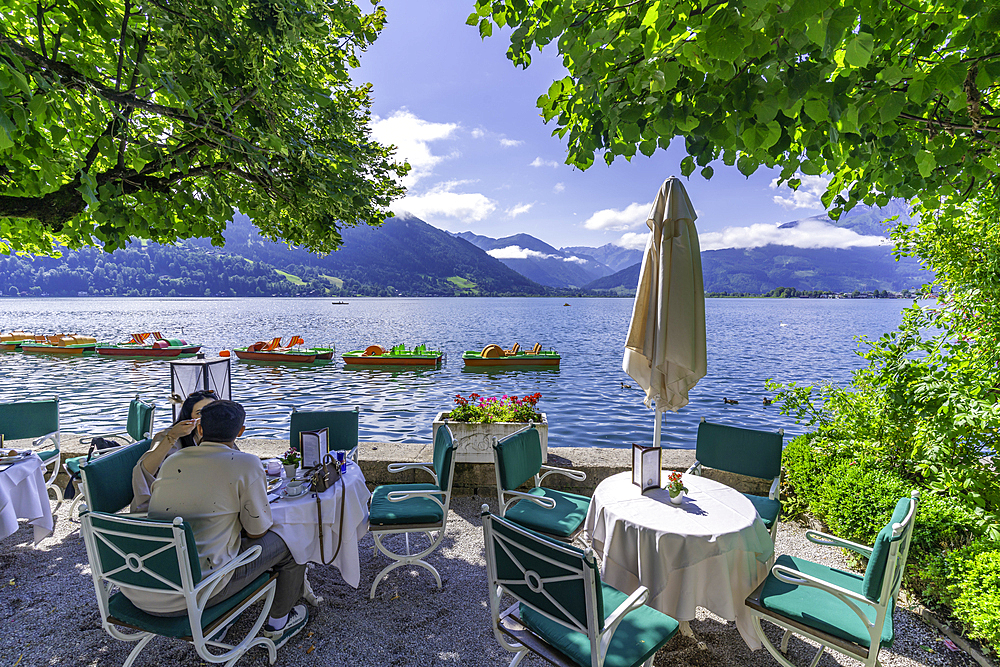 View of Lake Zell in Zell am See on a sunny day, Zell am See, Salzburg, Austria, Europe