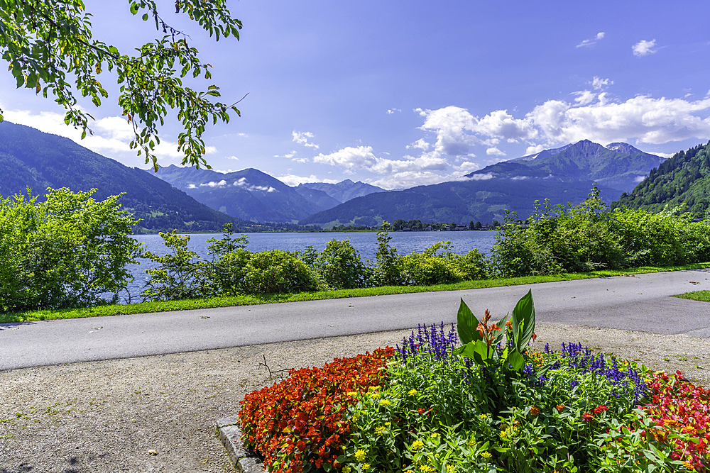 View of Lake Zell in Zell am See on a sunny day, Zell am See, Salzburg, Austria, Europe