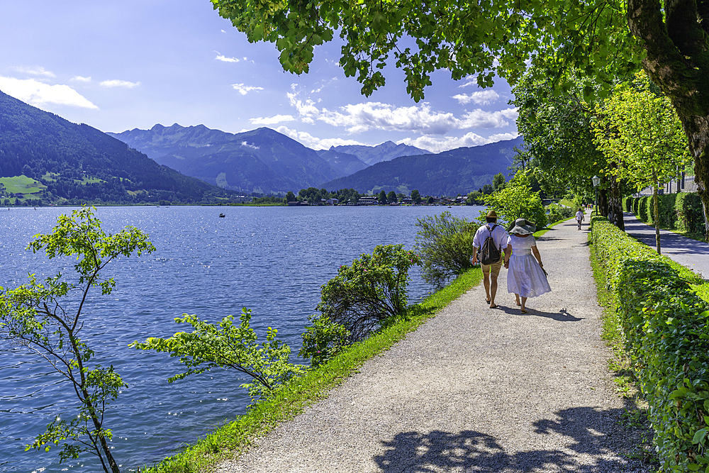 View of Lake Zell in Zell am See on a sunny day, Zell am See, Salzburg, Austria, Europe