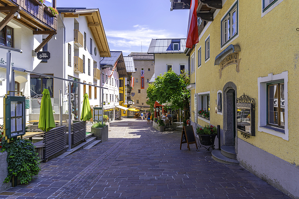 View of hotels and restaraunts in Zell am See on a sunny day, Zell am See, Salzburg, Austria, Europe