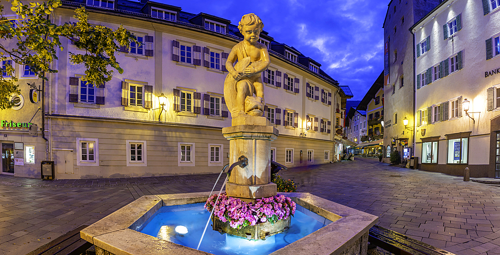 View of fountain in Stadtplatz in Zell am See at dusk, Zell am See, Salzburg, Austria, Europe