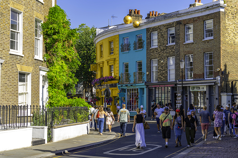 View of Sun in Splendour public house in Kensington during summer, Kensington, London, England, United Kingdom, Europe