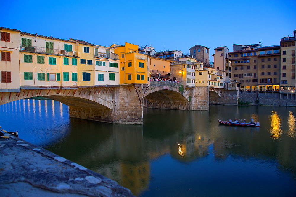 Ponte Vecchio over River Arno at dusk, Florence, UNESCO World Heritage Site, Tuscany, Italy, Europe