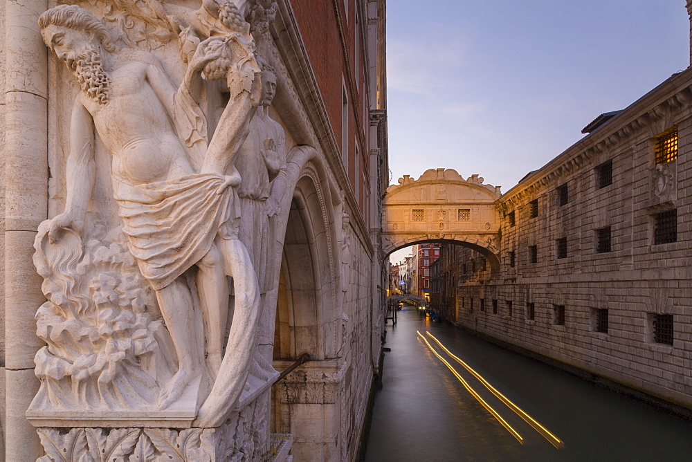 Doge's Palace, Bridge of Sighs and gondola, Piazza San Marco, Venice, UNESCO World Heritage Site, Veneto, Italy, Europe