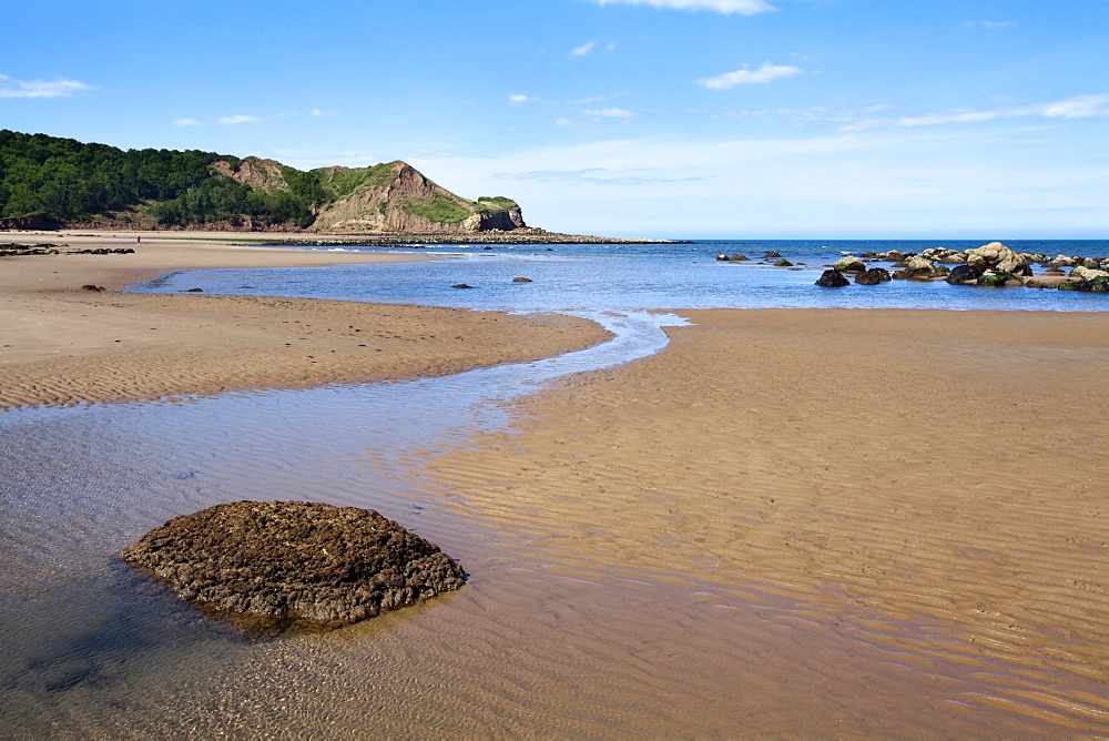 Johnny Flintons Harbour and Osgodby Point (Knipe Point) in Cayton Bay, Scarborough, North Yorkshire, Yorkshire, England, United Kingdom, Europe