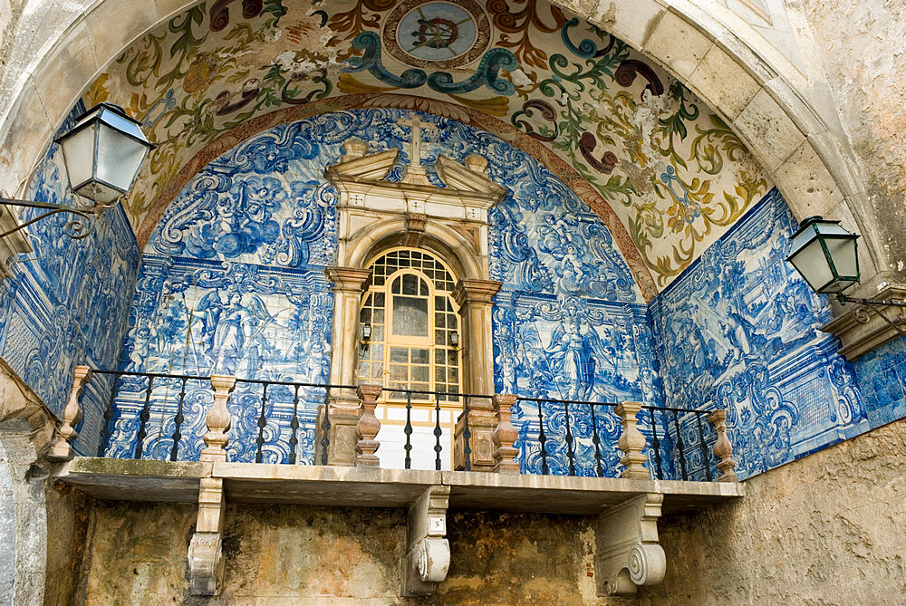 Tiled oratory inside the Porta da Vila (town gate), Obidos, Estremadura, Portugal, Europe