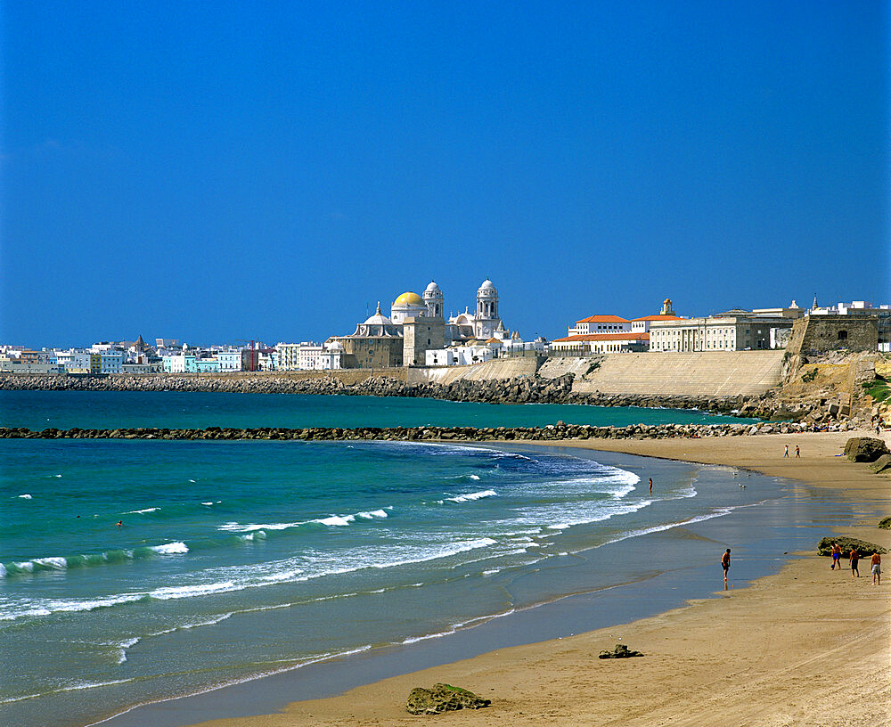 View along beach towards old town, Cadiz, Andalucia, Spain, Europe