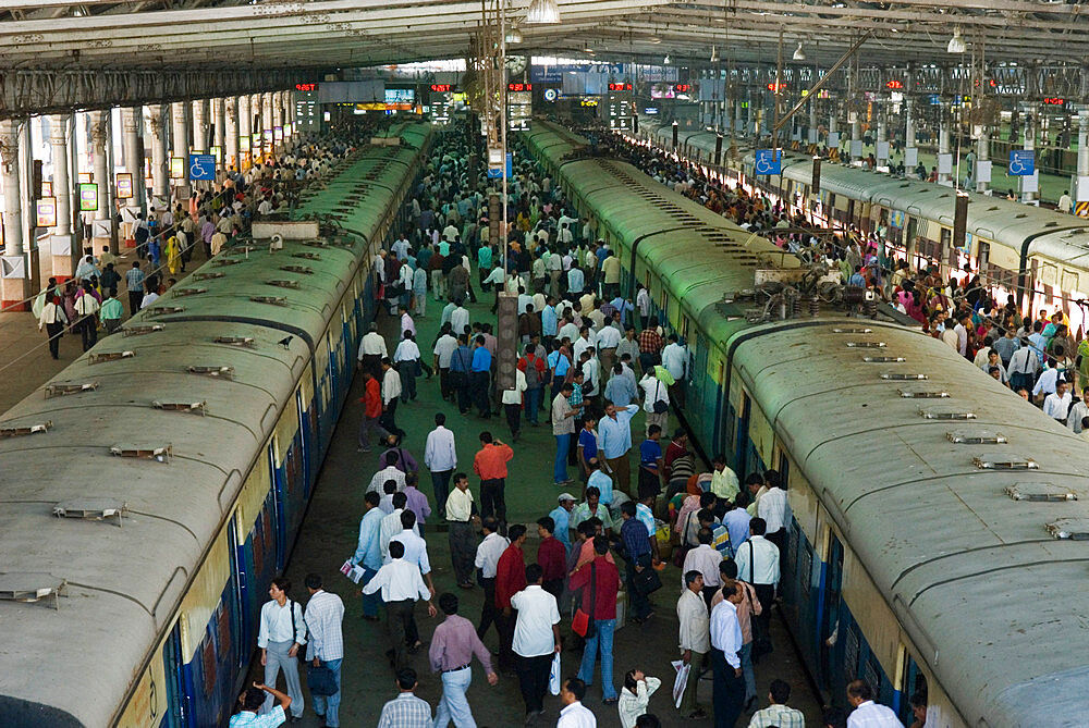 Rush hour in the Victoria Terminus (Chhatrapati Shivaji Terminus), Mumbai (Bombay), Maharashtra, India, Asia