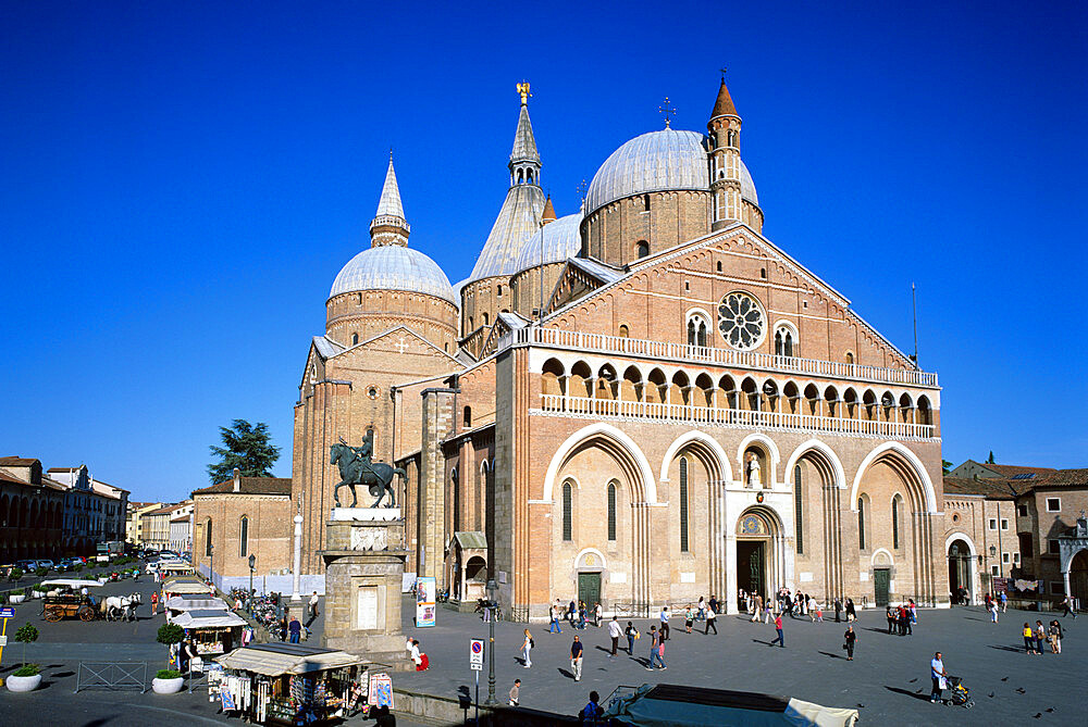 Il Santo (Basilica di San Antonio) and the Piazza del Santo, Padua, Veneto, Italy, Europe