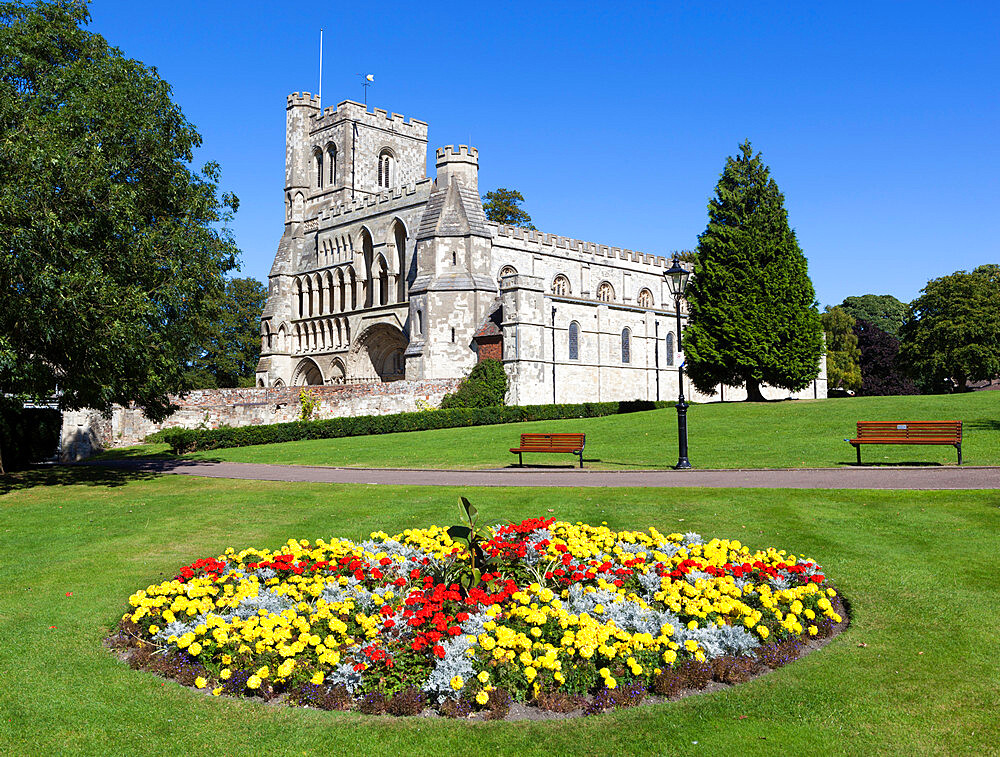 Priory Gardens and Priory Church of St. Peter, Dunstable, Bedfordshire, England, United Kingdom, Europe