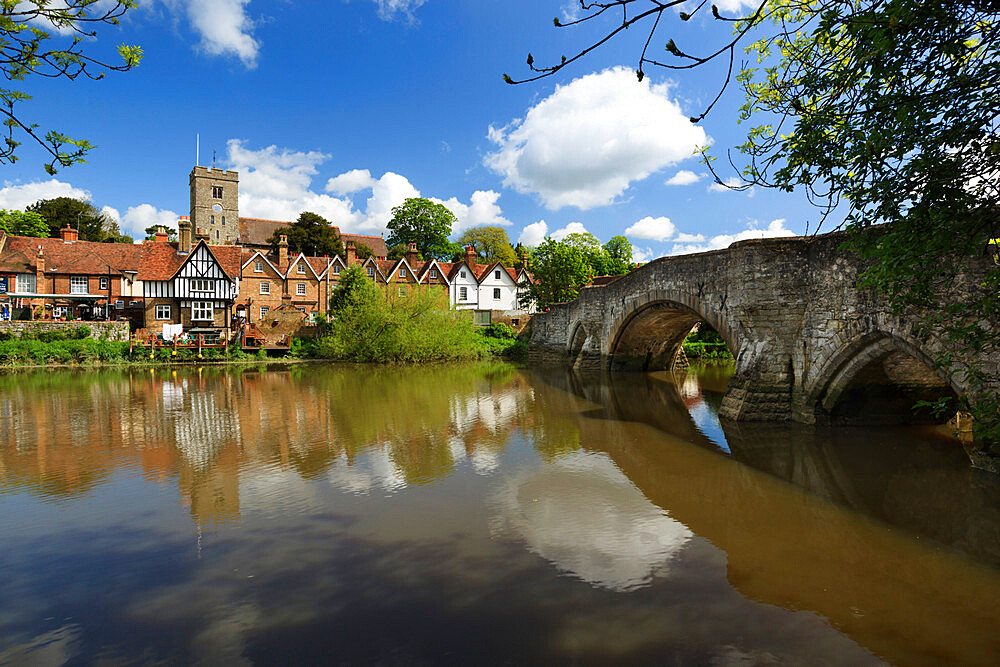 Village and medieval bridge over the River Medway, Aylesford, near Maidstone, Kent, England, United Kingdom, Europe