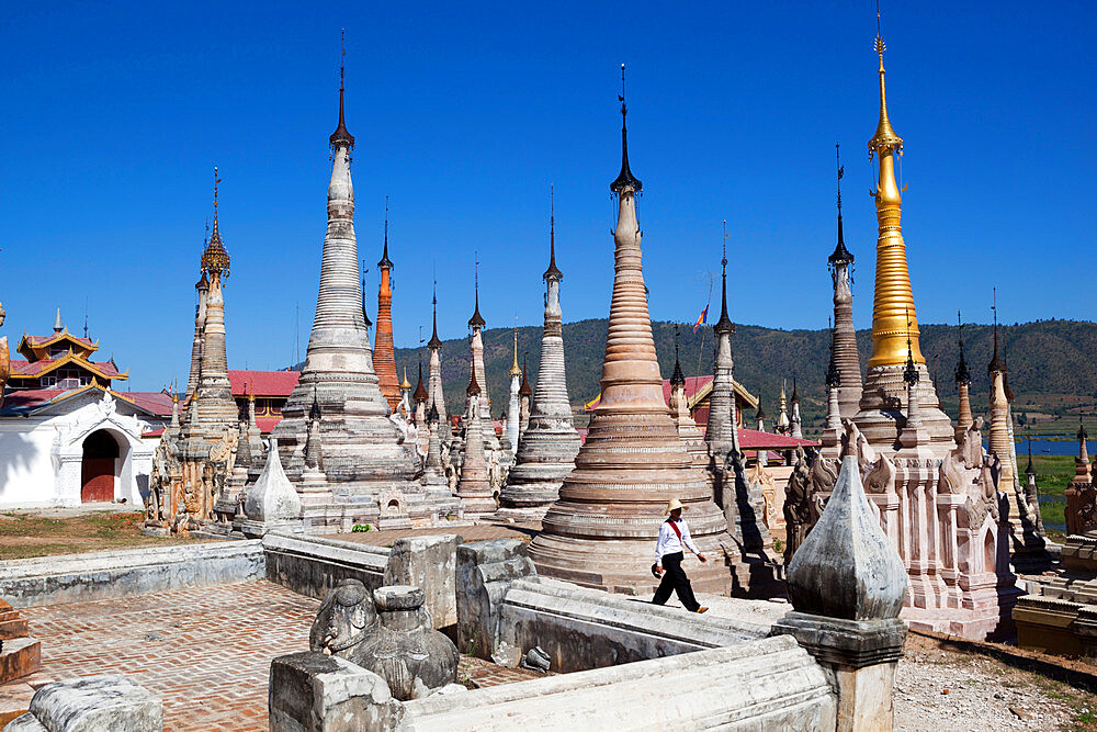 Shan stupas, Tharkong Pagoda, Inle Lake, Shan State, Myanmar (Burma), Asia