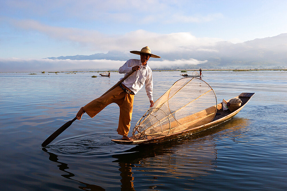 Intha leg-rower fisherman, Inle Lake, Shan State, Myanmar (Burma), Asia