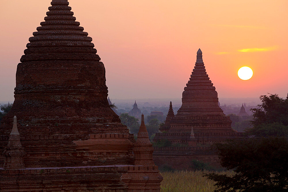 Sunrise over the Bagan temples dating from the 11th and 13th centuries, Bagan (Pagan), Central Myanmar, Myanmar (Burma), Asia