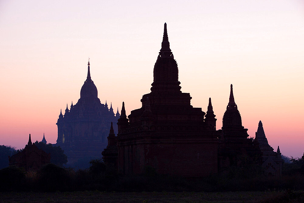 Sunrise over the Bagan temples dating from the 11th and 13th centuries, Bagan (Pagan), Central Myanmar, Myanmar (Burma), Asia