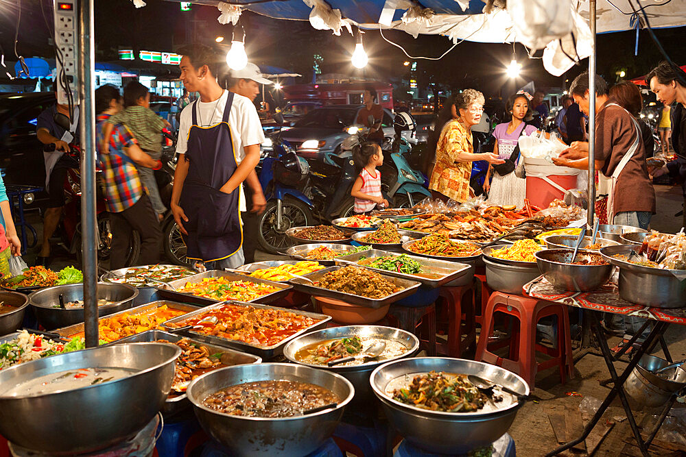 Food stalls at the Night Bazaar, Chiang Mai, Northern Thailand, Thailand, Southeast Asia, Asia